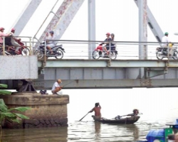 Nâng cầu đường sắt Bình Lợi để khơi thông giao thông thủy